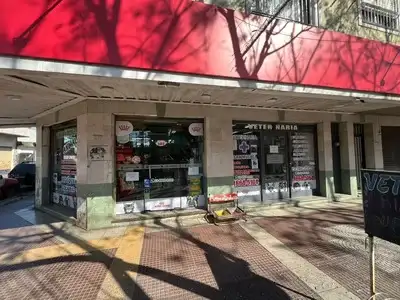 Fachada del pet shop Animaladas en San Miguel, con toldo rojo, ubicado en Avenida Primera Junta 503